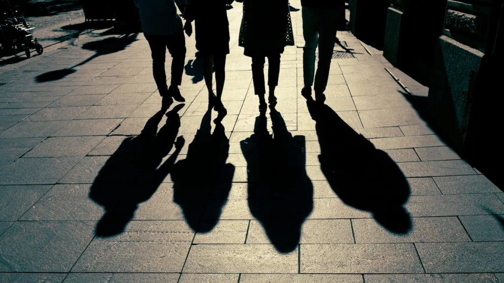 sombra de pessoas a caminhar